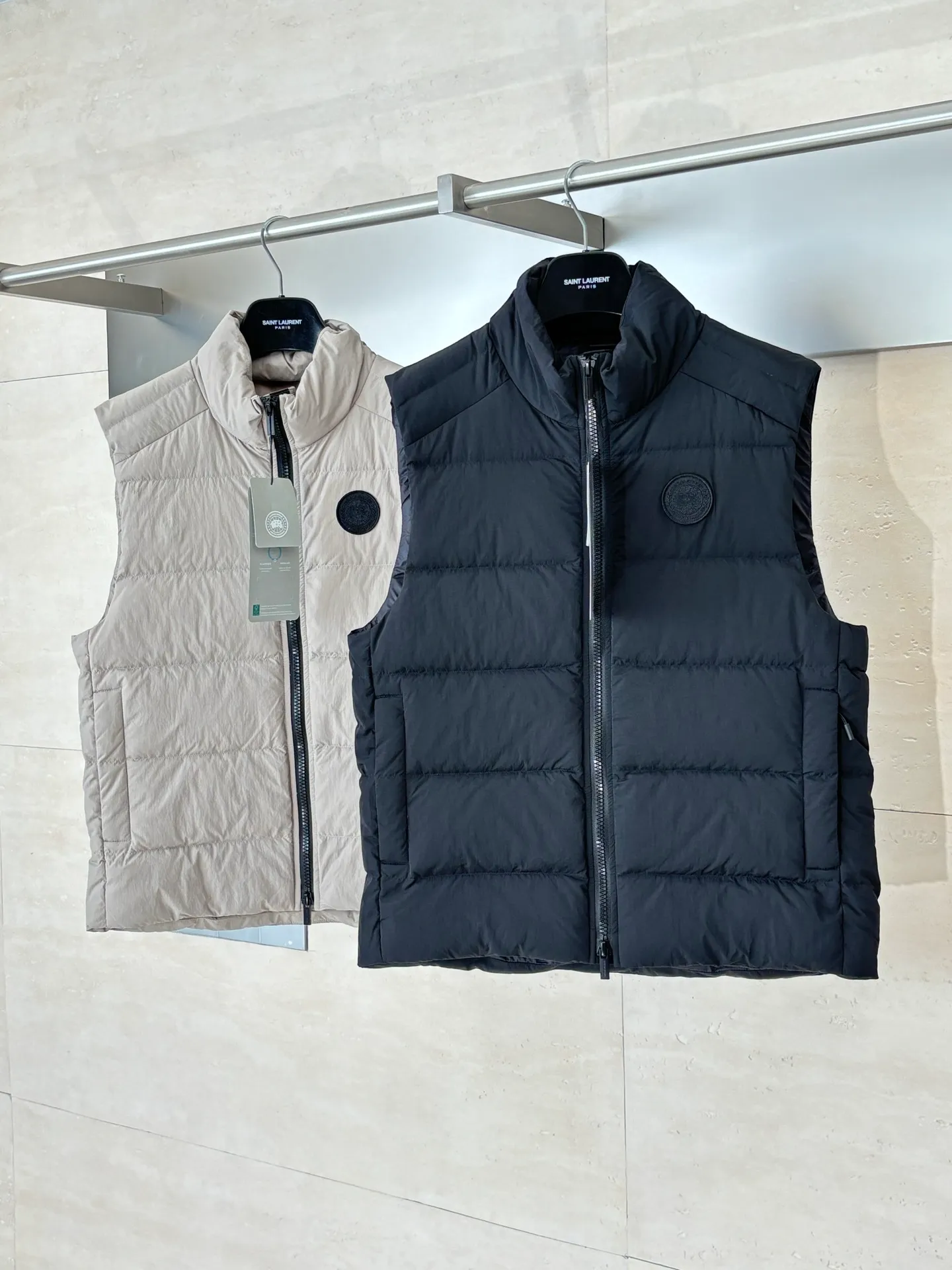 P690 Canada Goos*/Big Goose Rubber Label Badge Down Vest The fabric is made of high-quality protective nylon fabric, 90 national standard high-quality white duck down: selected high-fill down, weighing 160g, light and warm, with excellent temperature locking performance and good resilience. Three-dimensional quilting technology and precision thread reinforcement prevent lint from being drilled and ensure that the fluffy and resilient elasticity lasts like new.  Size：S/M/L/XL